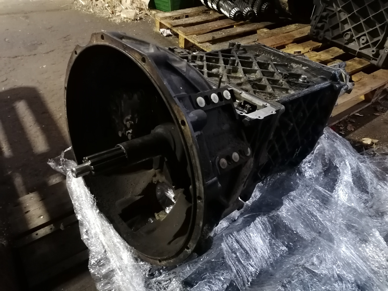 MAN DAF REMANUFACTURED gearbox ZF 16S151 ratio 0,84 - Sebességváltó: 2 kép. MAN DAF REMANUFACTURED gearbox ZF 16S151 ratio 0,84 - Sebességváltó: 2 kép.