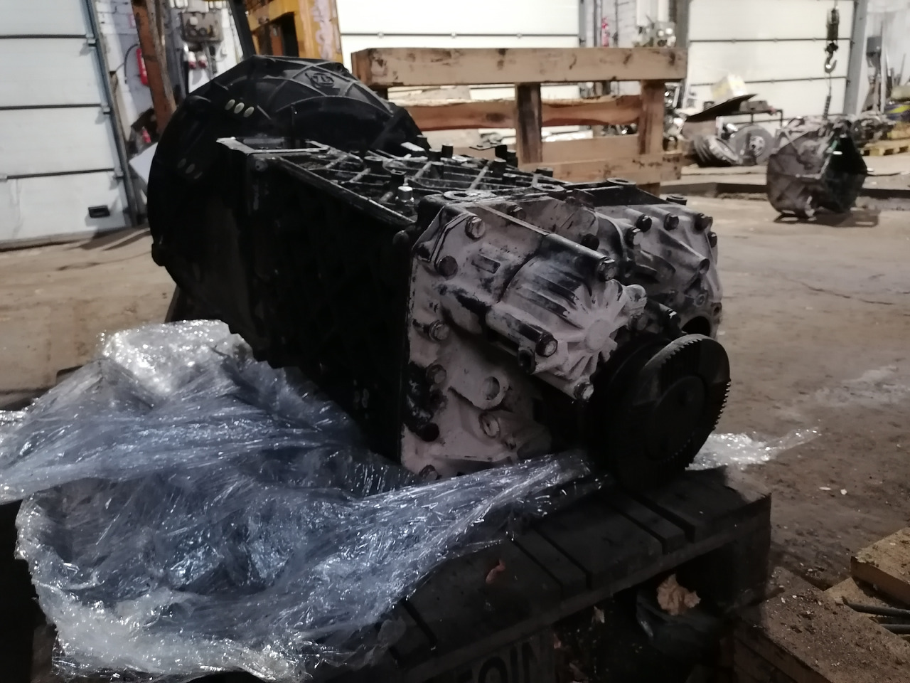 MAN DAF REMANUFACTURED gearbox ZF 16S151 ratio 0,84 - Sebességváltó: 4 kép. MAN DAF REMANUFACTURED gearbox ZF 16S151 ratio 0,84 - Sebességváltó: 4 kép.