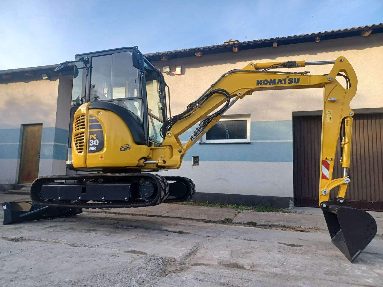 Komatsu PC30MR-3 - Minikotró: 2 kép. Komatsu PC30MR-3 - Minikotró: 2 kép.