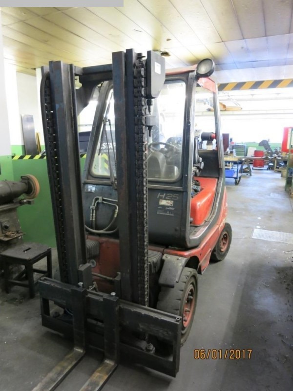 LINDE H25T - Gázüzemű targonca: 2 kép. LINDE H25T - Gázüzemű targonca: 2 kép.