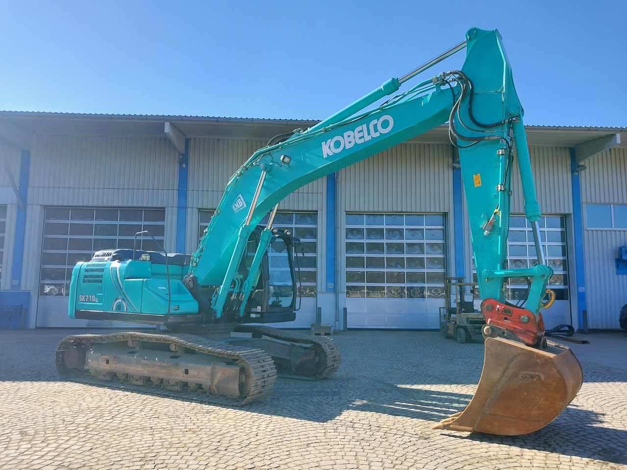 Kobelco SK210LC-10 - Lánctalpas kotró: 4 kép. Kobelco SK210LC-10 - Lánctalpas kotró: 4 kép.