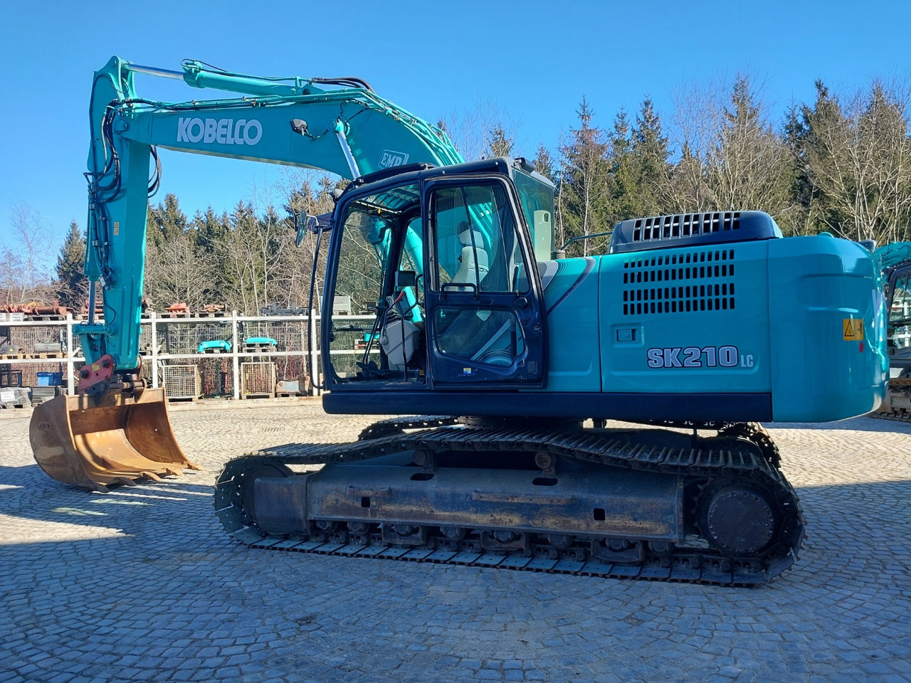 Kobelco SK210LC-10 - Lánctalpas kotró: 2 kép. Kobelco SK210LC-10 - Lánctalpas kotró: 2 kép.