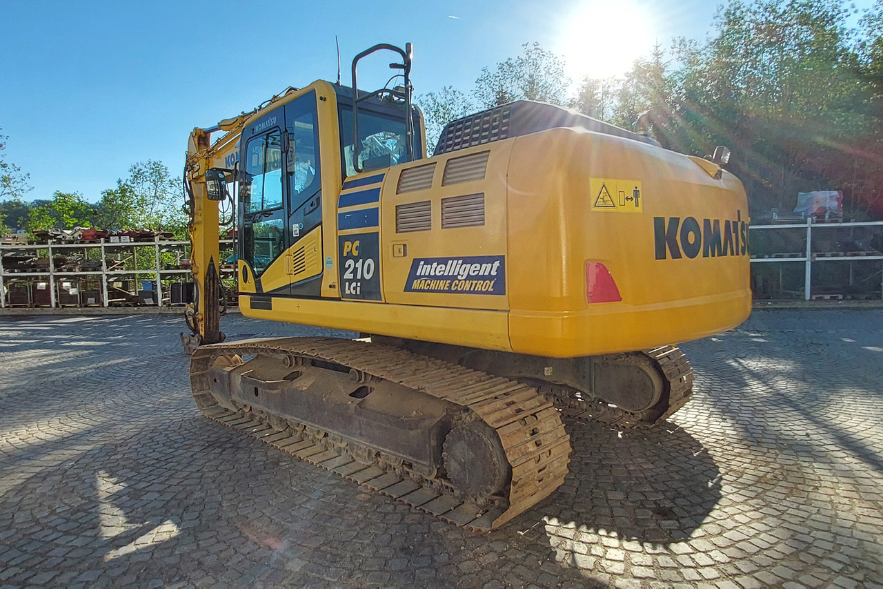 Komatsu PC210LCi-10 - Lánctalpas kotró: 2 kép. Komatsu PC210LCi-10 - Lánctalpas kotró: 2 kép.