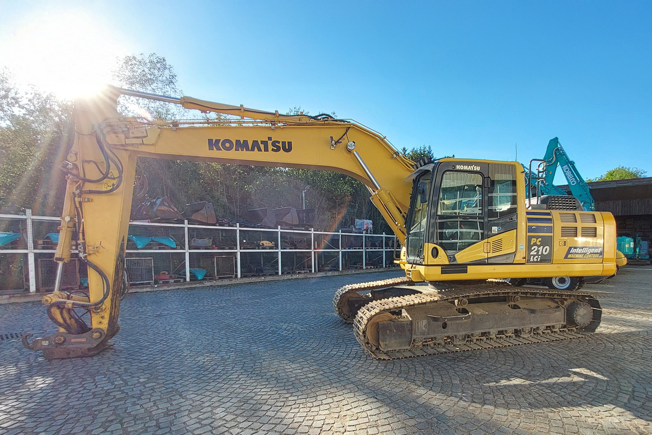 Komatsu PC210LCi-10 - Lánctalpas kotró: 4 kép. Komatsu PC210LCi-10 - Lánctalpas kotró: 4 kép.