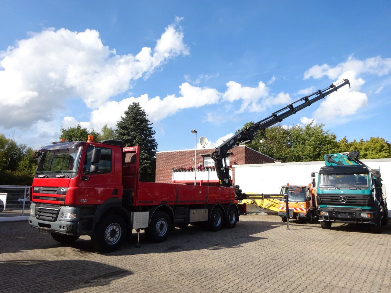 DAF 85.410 Pritsche + HIAB 322E6 Kran 8x4 - Darus autó: 1 kép. DAF 85.410 Pritsche + HIAB 322E6 Kran 8x4 - Darus autó: 1 kép.