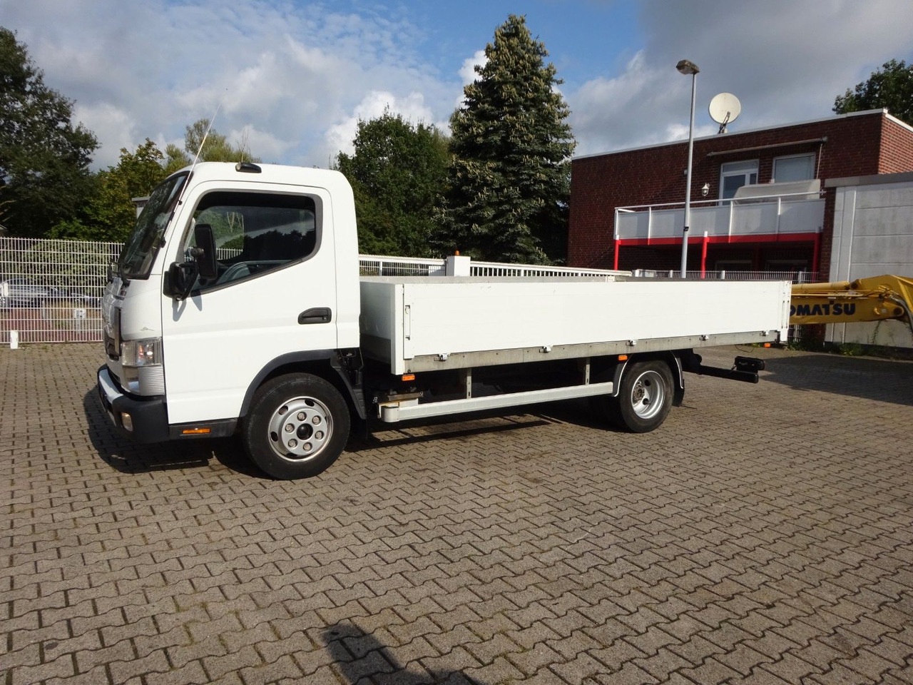 FUSO CANTER 7C15 Pritsche 4x2 - Platós kisteherautó: 4 kép. FUSO CANTER 7C15 Pritsche 4x2 - Platós kisteherautó: 4 kép.
