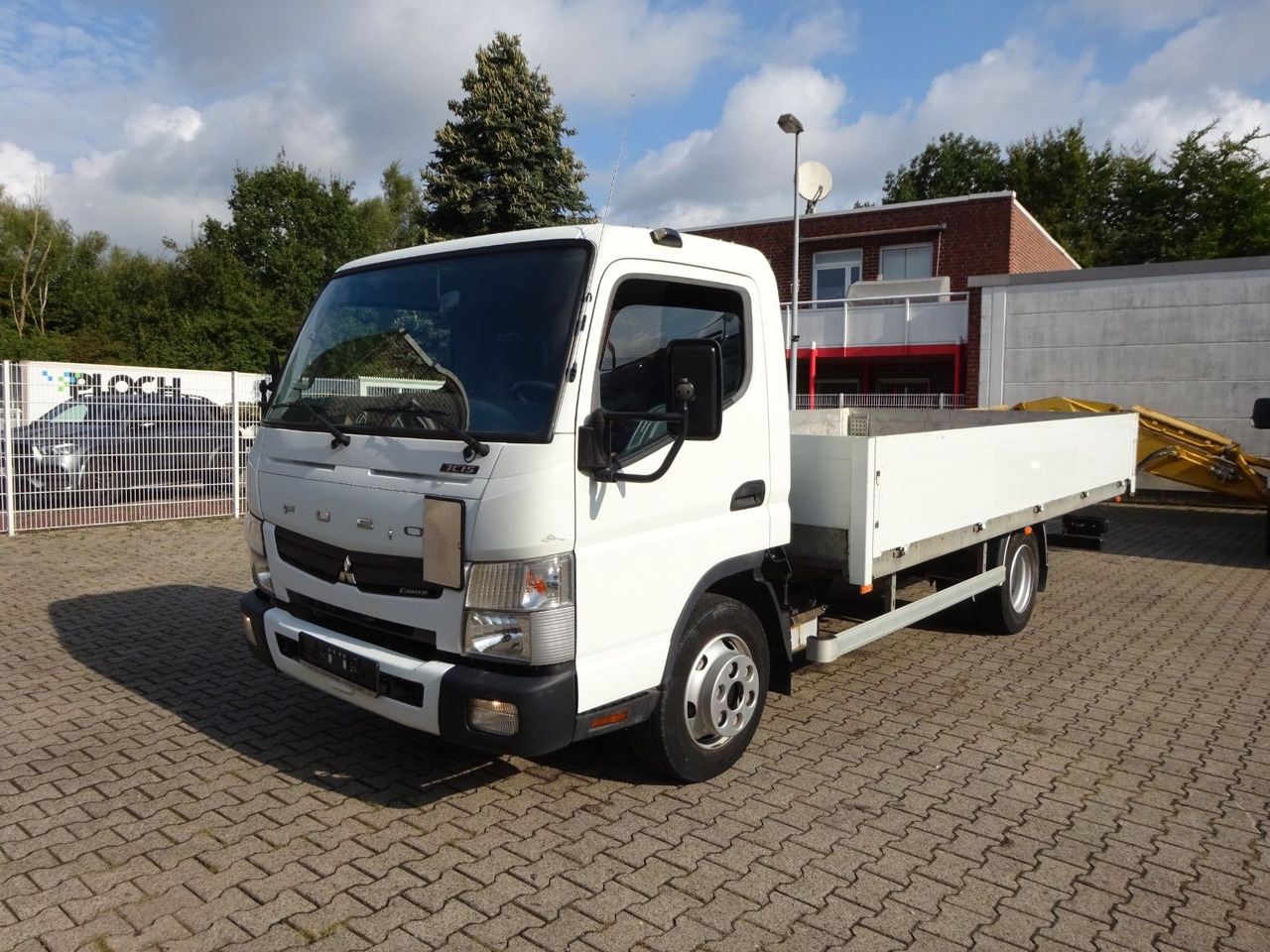 FUSO CANTER 7C15 Pritsche 4x2 - Platós kisteherautó: 1 kép. FUSO CANTER 7C15 Pritsche 4x2 - Platós kisteherautó: 1 kép.