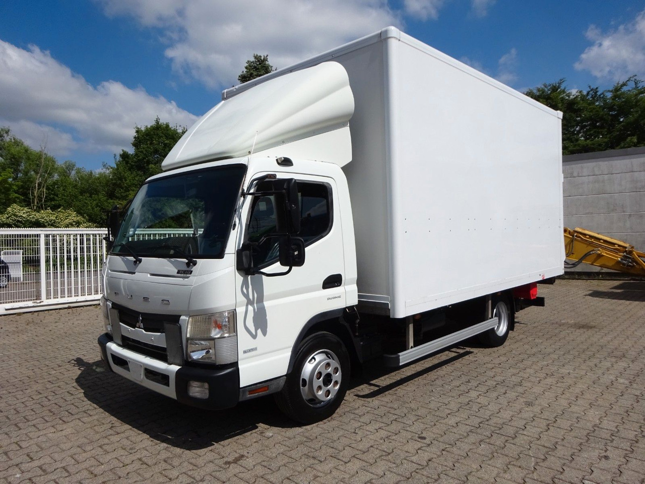 FUSO Canter 7C18 + LBW 4x2 - Dobozos kisteherautó: 2 kép. FUSO Canter 7C18 + LBW 4x2 - Dobozos kisteherautó: 2 kép.