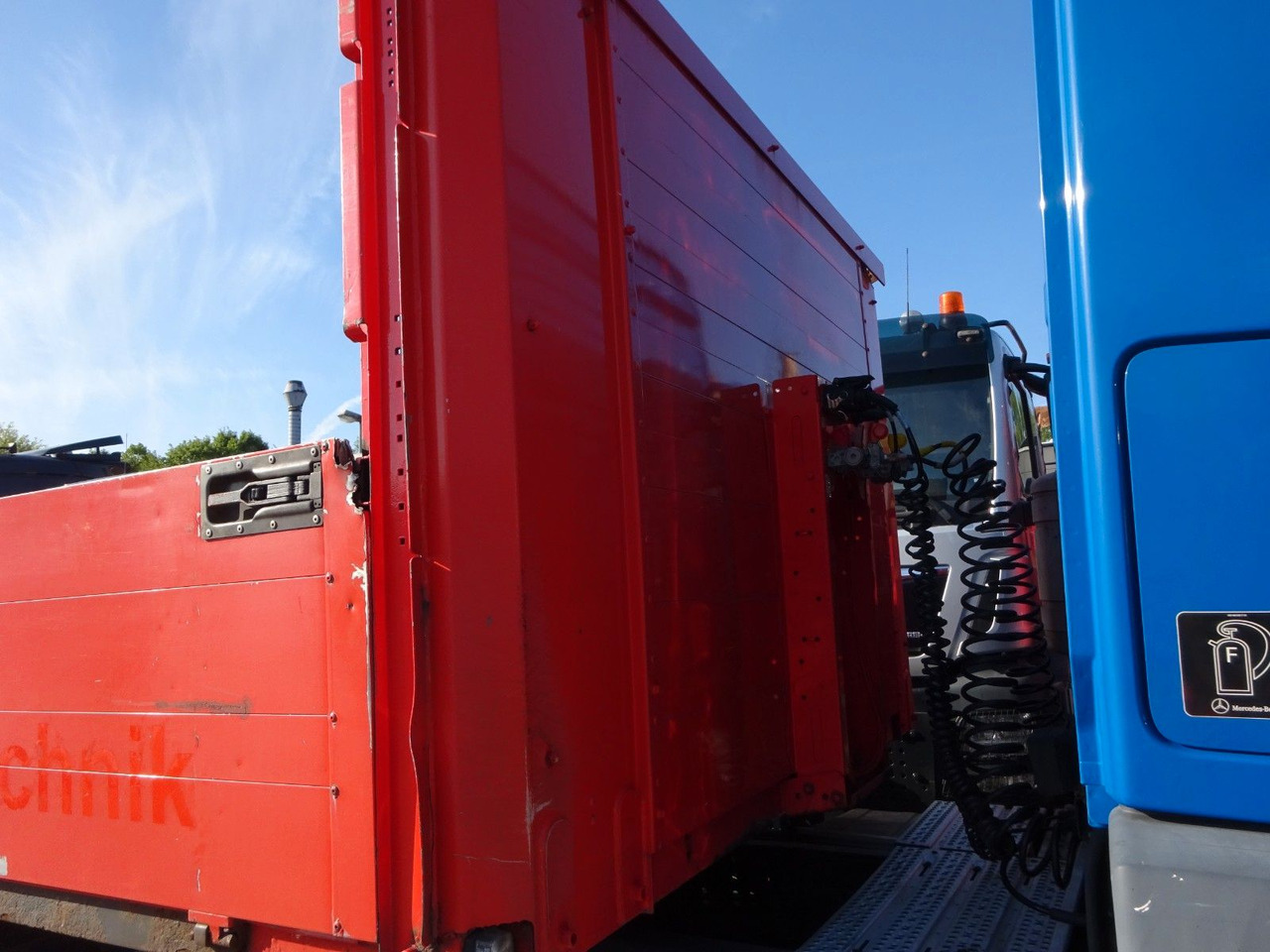 Fliegl Sattelpritsche mit Bordwänden und 3 Achsen - Platós félpótkocsi: 4 kép. Fliegl Sattelpritsche mit Bordwänden und 3 Achsen - Platós félpótkocsi: 4 kép.