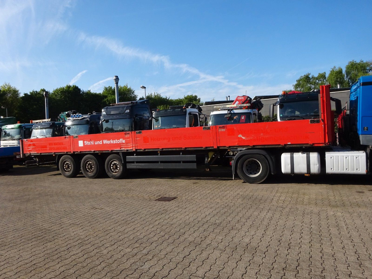 Fliegl Sattelpritsche mit Bordwänden und 3 Achsen - Platós félpótkocsi: 2 kép. Fliegl Sattelpritsche mit Bordwänden und 3 Achsen - Platós félpótkocsi: 2 kép.