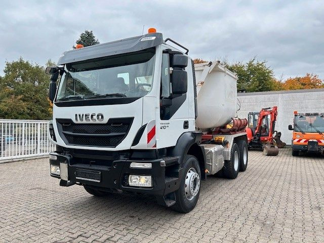 Iveco 410 TRAKKER Wechselsystem Kipper + Asphaltmulde - Konténerszállító: 1 kép. Iveco 410 TRAKKER Wechselsystem Kipper + Asphaltmulde - Konténerszállító: 1 kép.