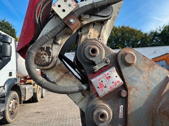 Liebherr R 934 C mit Lasersystem Kettenbagger - Lánctalpas kotró: 4 kép. Liebherr R 934 C mit Lasersystem Kettenbagger - Lánctalpas kotró: 4 kép.