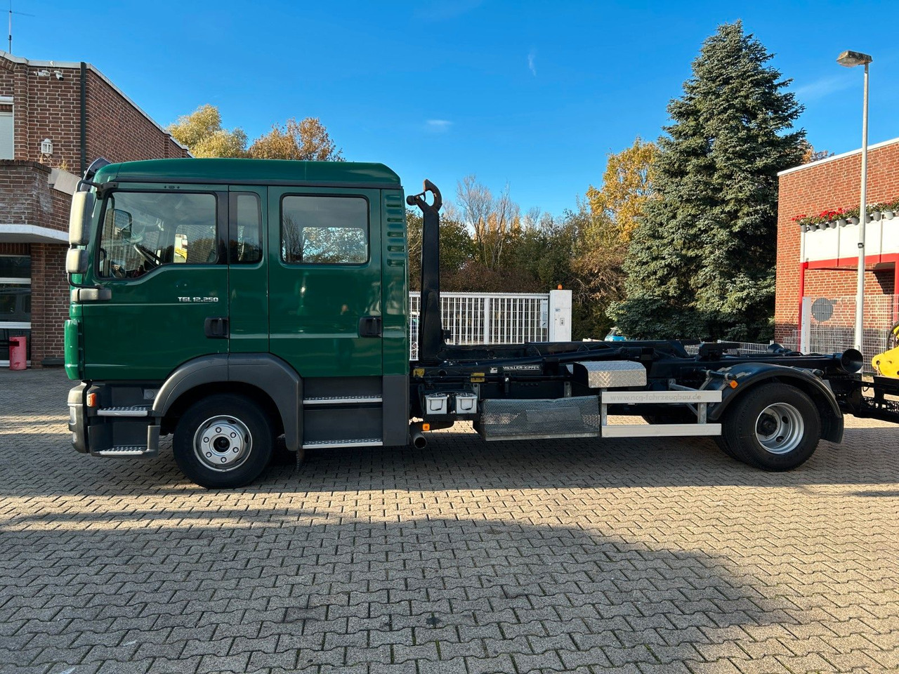 MAN 12.250 Doppelkabine Abroller - Horgos rakodó teherautó: 2 kép. MAN 12.250 Doppelkabine Abroller - Horgos rakodó teherautó: 2 kép.