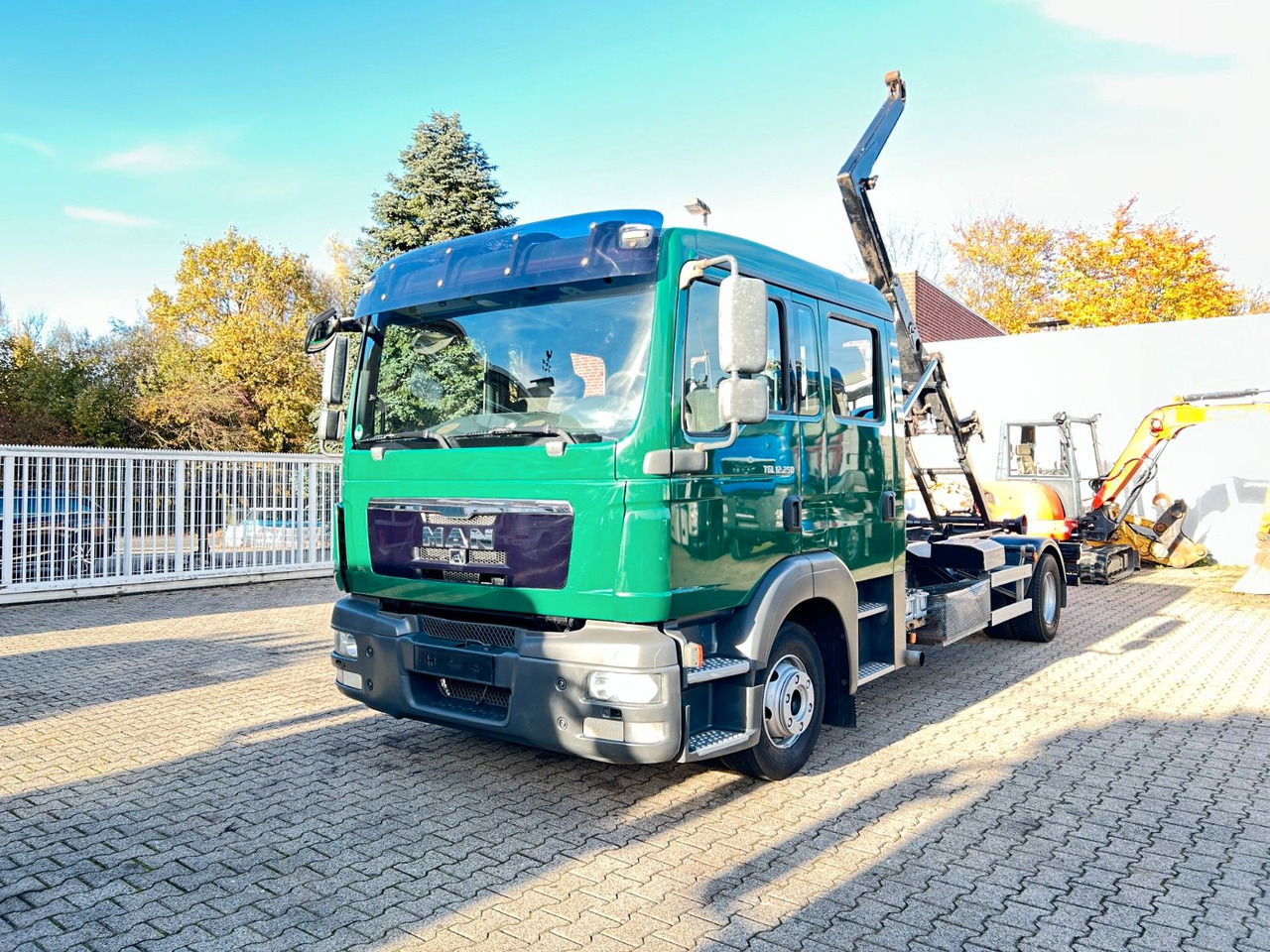 MAN 12.250 Doppelkabine Abroller - Horgos rakodó teherautó: 1 kép. MAN 12.250 Doppelkabine Abroller - Horgos rakodó teherautó: 1 kép.