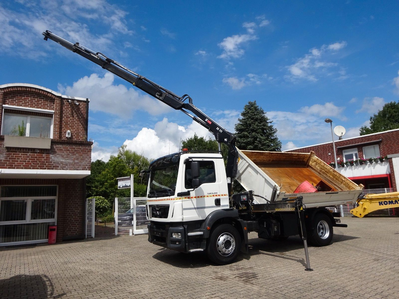 MAN 15.290 TGM 3Skipper + HIAB 111-B3 HIDUO Kran 4x2 - Billenőplatós teherautó, Darus autó: 2 kép. MAN 15.290 TGM 3Skipper + HIAB 111-B3 HIDUO Kran 4x2 - Billenőplatós teherautó, Darus autó: 2 kép.