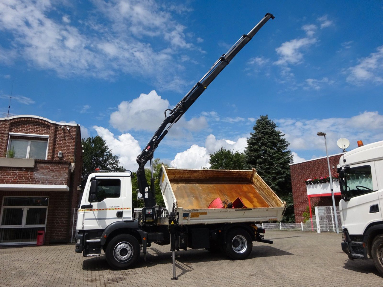 MAN 15.290 TGM 3Skipper + HIAB 111-B3 HIDUO Kran 4x2 - Billenőplatós teherautó, Darus autó: 3 kép. MAN 15.290 TGM 3Skipper + HIAB 111-B3 HIDUO Kran 4x2 - Billenőplatós teherautó, Darus autó: 3 kép.