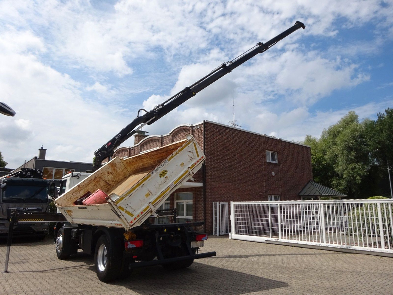 MAN 15.290 TGM 3Skipper + HIAB 111-B3 HIDUO Kran 4x2 - Billenőplatós teherautó, Darus autó: 5 kép. MAN 15.290 TGM 3Skipper + HIAB 111-B3 HIDUO Kran 4x2 - Billenőplatós teherautó, Darus autó: 5 kép.