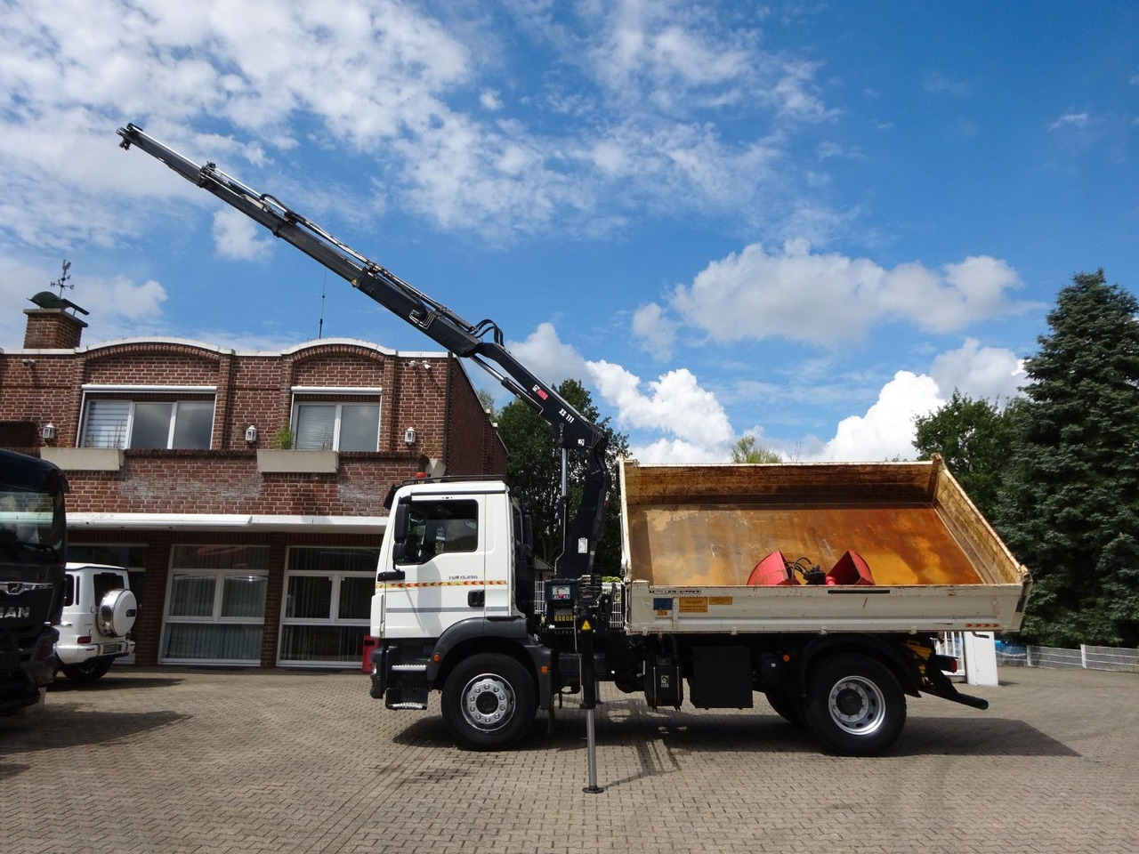 MAN 15.290 TGM 3Skipper + HIAB 111-B3 HIDUO Kran 4x2 - Billenőplatós teherautó, Darus autó: 1 kép. MAN 15.290 TGM 3Skipper + HIAB 111-B3 HIDUO Kran 4x2 - Billenőplatós teherautó, Darus autó: 1 kép.