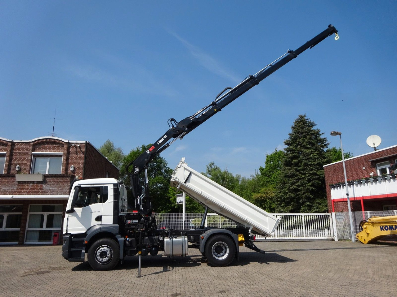 MAN 22.400 TGS + HIAB X-HIDUO 138 Kran - Billenőplatós teherautó, Darus autó: 4 kép. MAN 22.400 TGS + HIAB X-HIDUO 138 Kran - Billenőplatós teherautó, Darus autó: 4 kép.