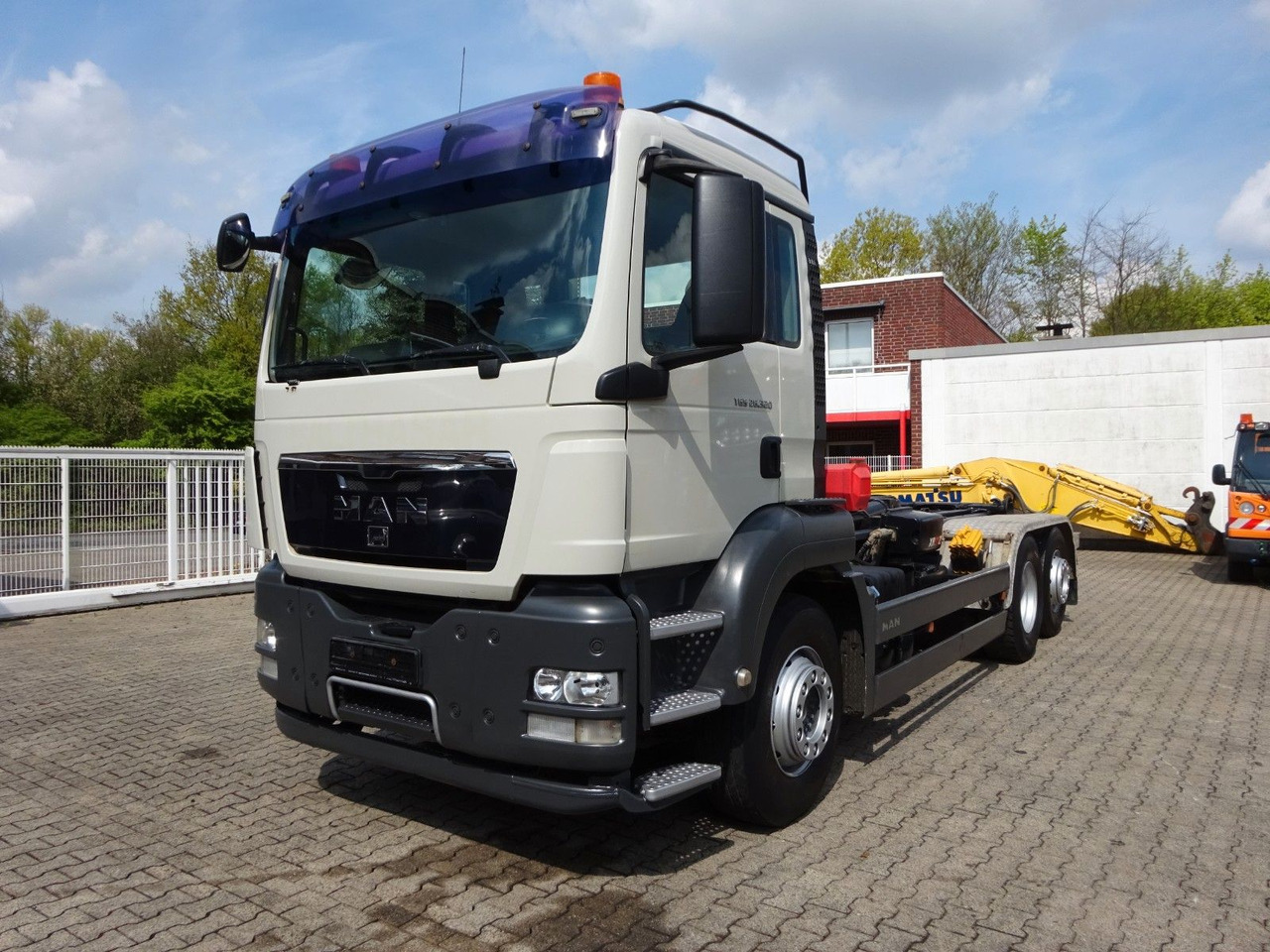 MAN 26.320 Multilift Abroller mit Lift+Lenkachse - Horgos rakodó teherautó: 1 kép. MAN 26.320 Multilift Abroller mit Lift+Lenkachse - Horgos rakodó teherautó: 1 kép.