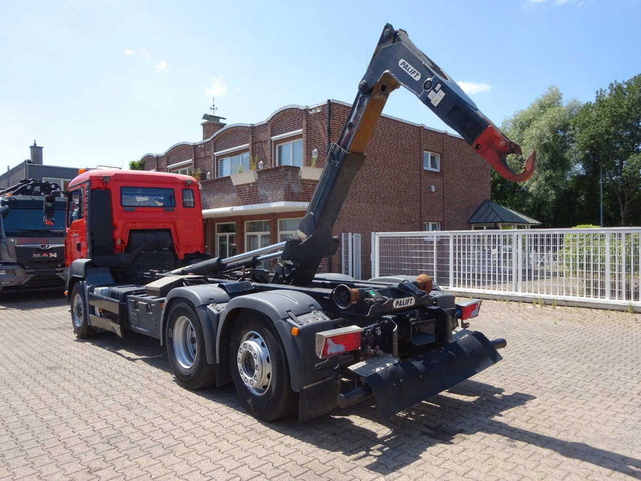 MAN 26.360 TGA PALFINGER Abroller 6x2-4 Hydrodrive - Horgos rakodó teherautó: 4 kép. MAN 26.360 TGA PALFINGER Abroller 6x2-4 Hydrodrive - Horgos rakodó teherautó: 4 kép.
