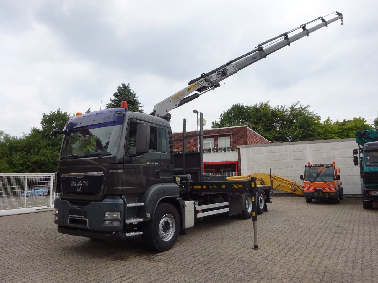 MAN 26.360 TGS Pritsche + PK 16502 Kran 6x2 - Darus autó: 4 kép. MAN 26.360 TGS Pritsche + PK 16502 Kran 6x2 - Darus autó: 4 kép.