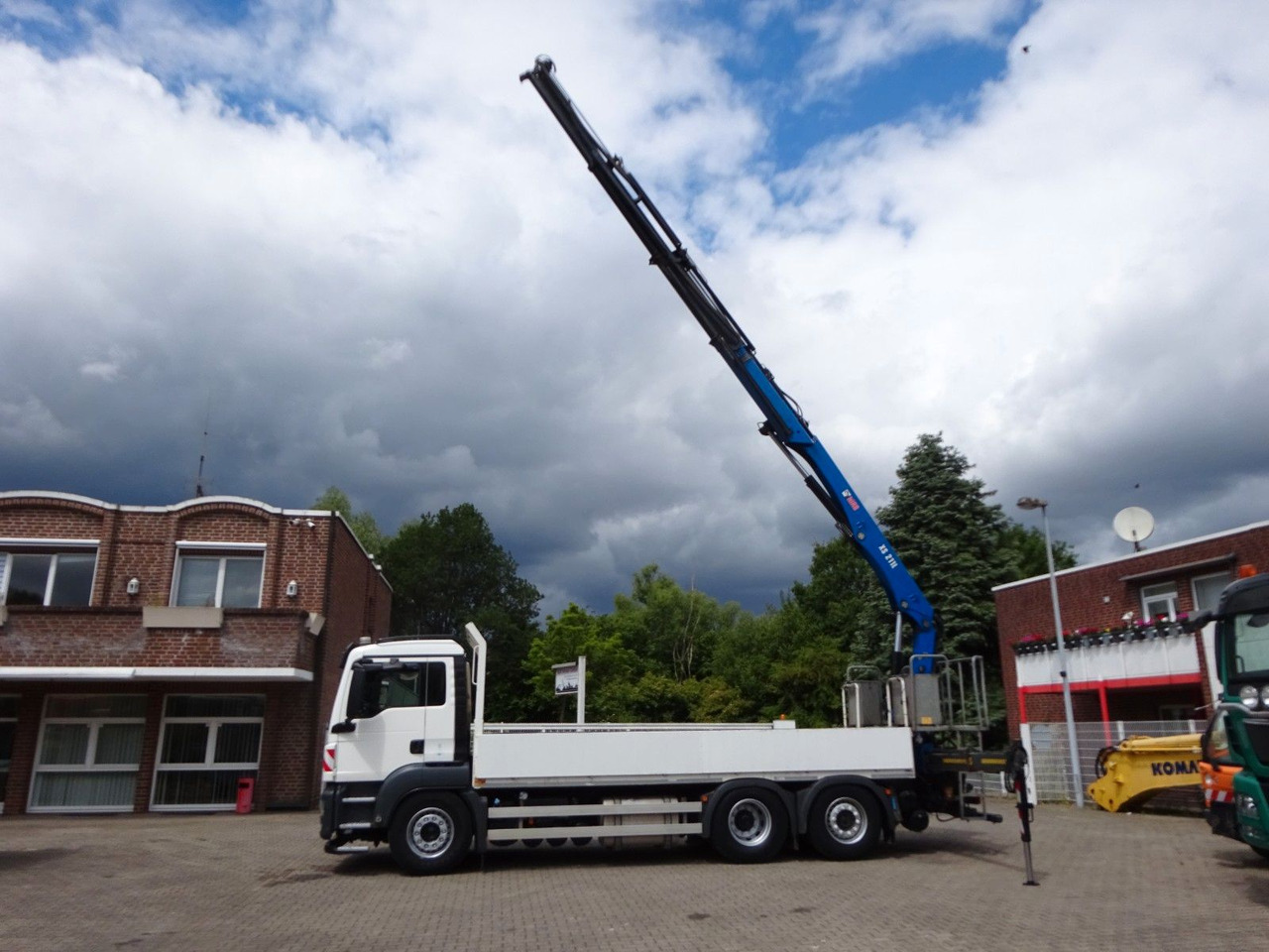 MAN 26.420 TGS Pritsche + HIAB 211 HIPRO Kran - Darus autó: 1 kép. MAN 26.420 TGS Pritsche + HIAB 211 HIPRO Kran - Darus autó: 1 kép.
