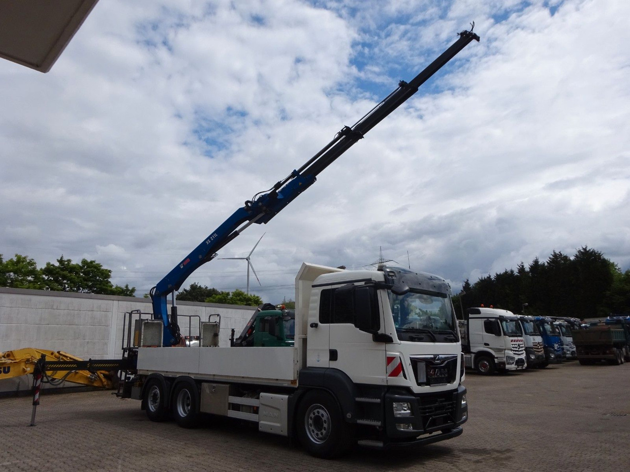 MAN 26.420 TGS Pritsche + HIAB 211 HIPRO Kran - Platós teherautó, Darus autó: 3 kép. MAN 26.420 TGS Pritsche + HIAB 211 HIPRO Kran - Platós teherautó, Darus autó: 3 kép.
