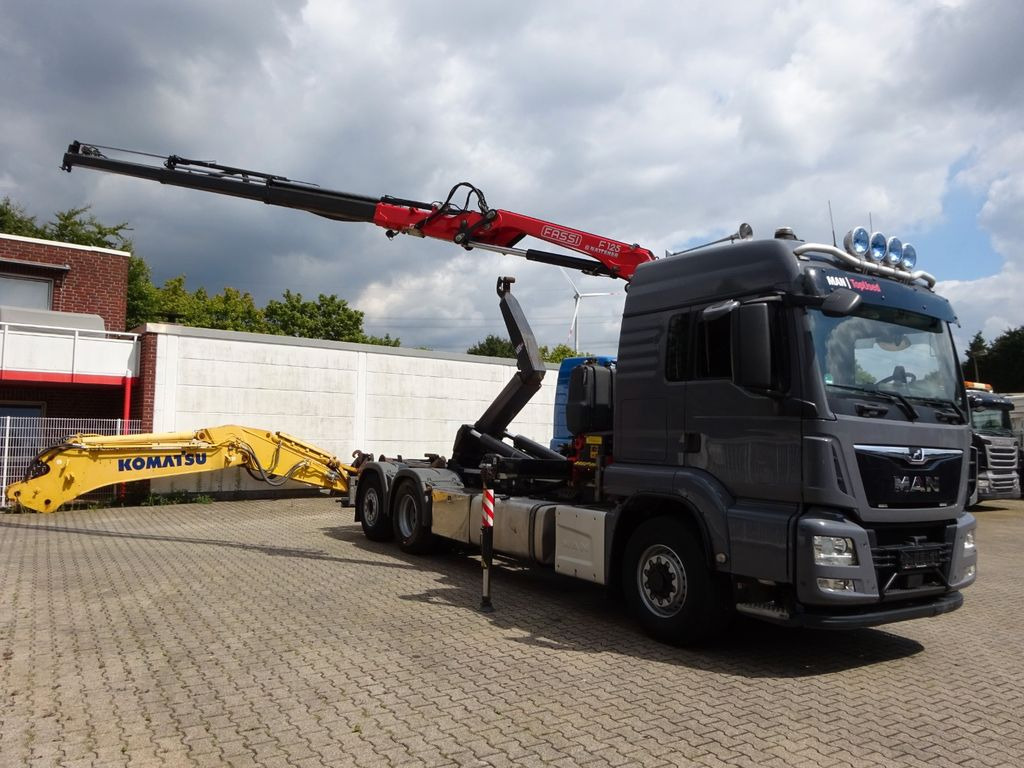 MAN 26.500 Abroller + Fassi F125A Kran 6x2-4 Allrad - Horgos rakodó teherautó, Darus autó: 3 kép. MAN 26.500 Abroller + Fassi F125A Kran 6x2-4 Allrad - Horgos rakodó teherautó, Darus autó: 3 kép.