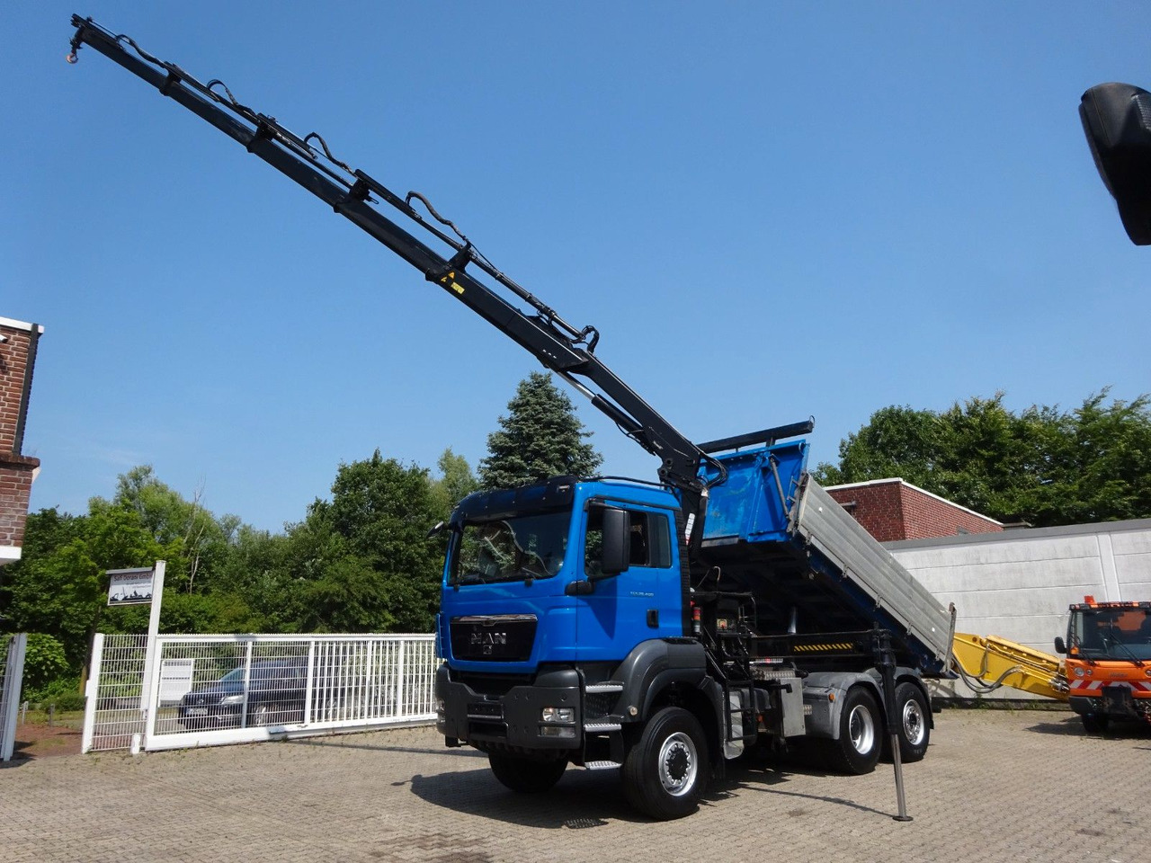 MAN 28.400 TGS 3Skipper+HIAB 166 E-4 HIPRPO 6x4-4 - Billenőplatós teherautó, Darus autó: 1 kép. MAN 28.400 TGS 3Skipper+HIAB 166 E-4 HIPRPO 6x4-4 - Billenőplatós teherautó, Darus autó: 1 kép.