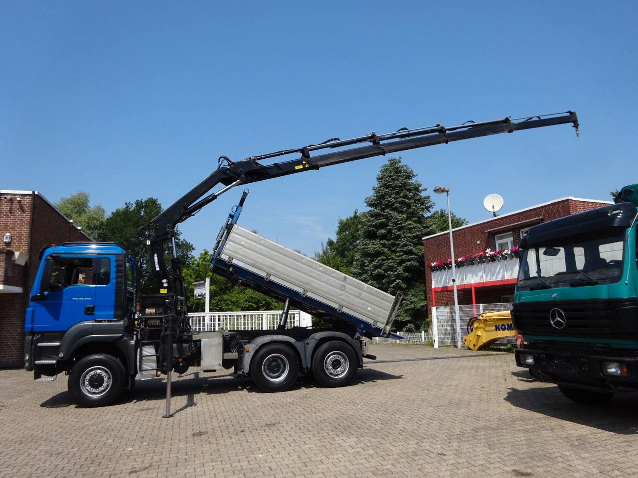 MAN 28.400 TGS 3Skipper+HIAB 166 E-4 HIPRPO 6x4-4 - Billenőplatós teherautó, Darus autó: 3 kép. MAN 28.400 TGS 3Skipper+HIAB 166 E-4 HIPRPO 6x4-4 - Billenőplatós teherautó, Darus autó: 3 kép.