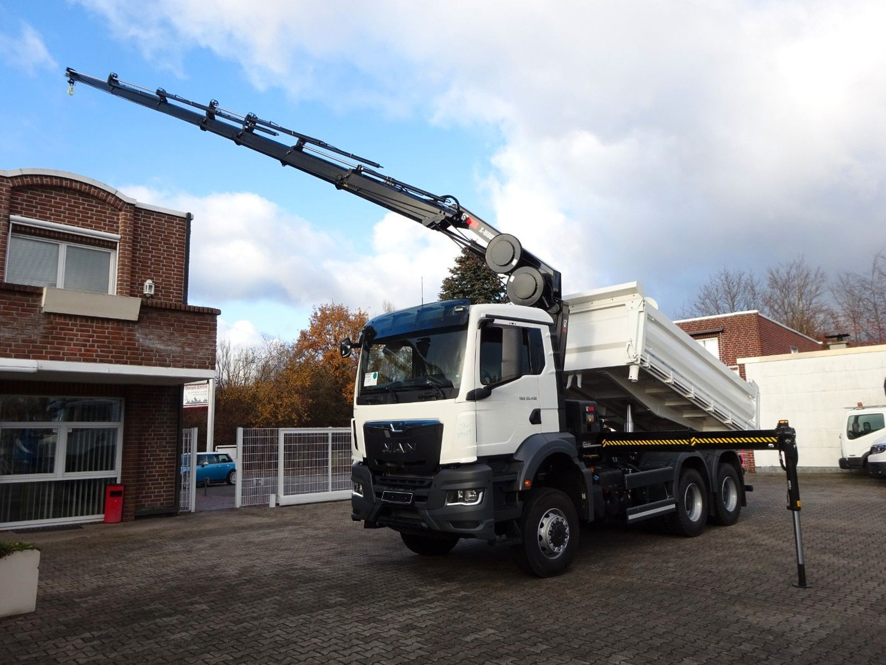 MAN 33.430 6x6  3-SEITENKIPPER KRAN HIAB 228- 6HYDRO - Billenőplatós teherautó, Darus autó: 2 kép. MAN 33.430 6x6  3-SEITENKIPPER KRAN HIAB 228- 6HYDRO - Billenőplatós teherautó, Darus autó: 2 kép.