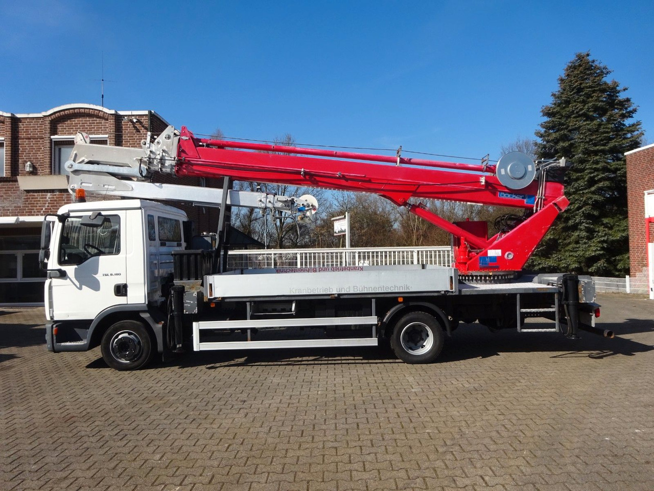 MAN 8.180 TGL + Böcker AK 32 Meter Dachdeckerkran - Darus autó: 2 kép. MAN 8.180 TGL + Böcker AK 32 Meter Dachdeckerkran - Darus autó: 2 kép.