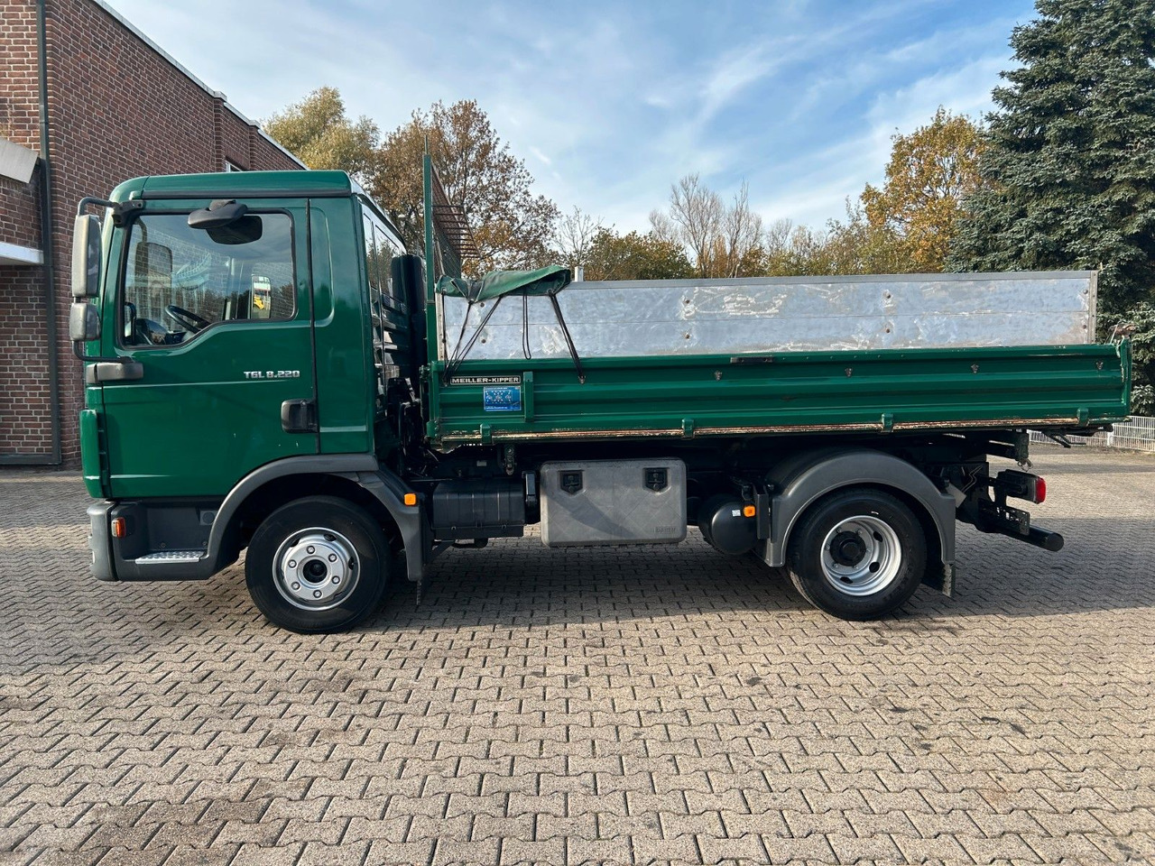 MAN 8.220 TGL MEILLER 3Skipper mit hohen Wänden - Billenőplatós teherautó: 4 kép. MAN 8.220 TGL MEILLER 3Skipper mit hohen Wänden - Billenőplatós teherautó: 4 kép.