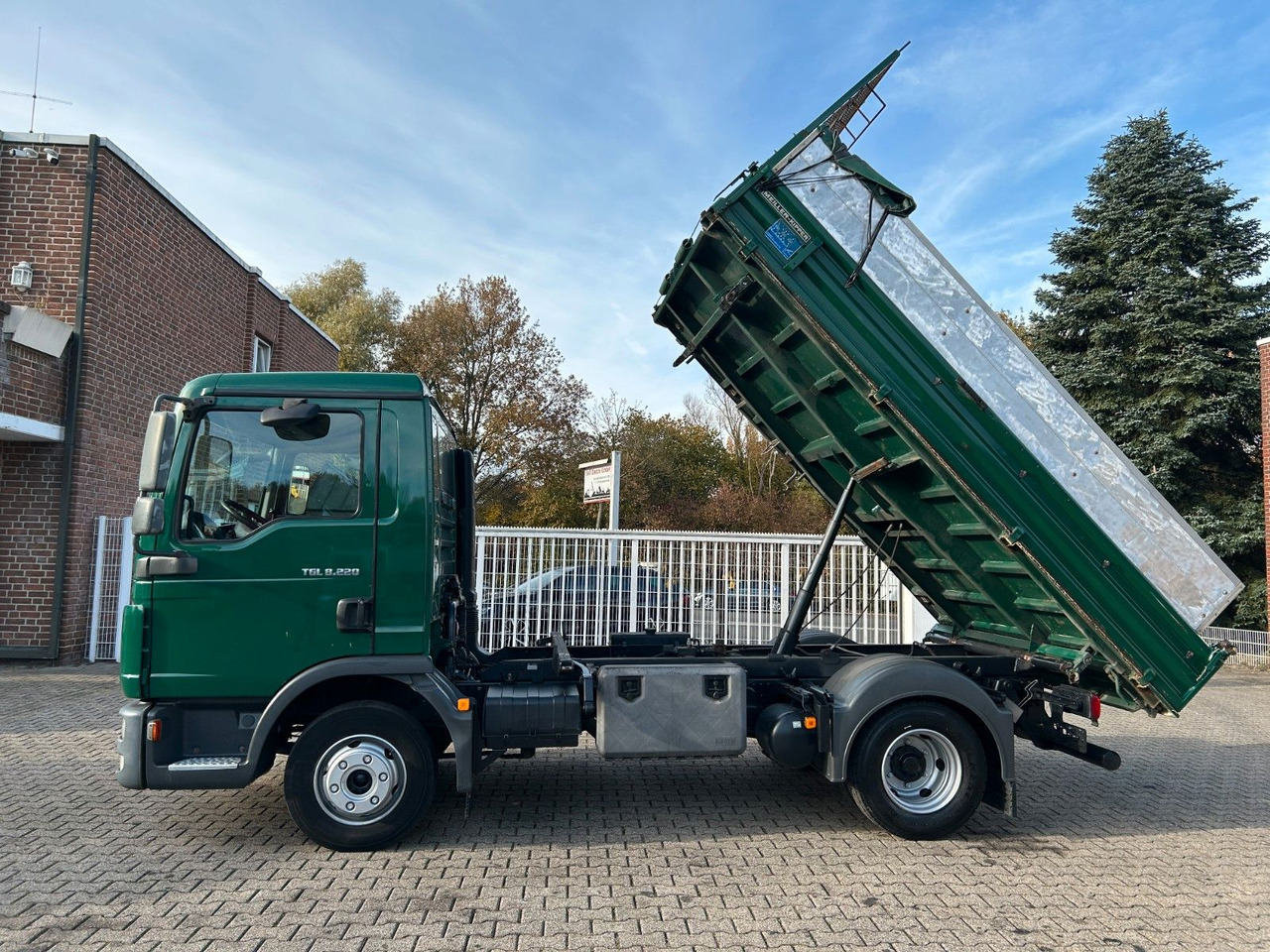 MAN 8.220 TGL MEILLER 3Skipper mit hohen Wänden - Billenőplatós teherautó: 3 kép. MAN 8.220 TGL MEILLER 3Skipper mit hohen Wänden - Billenőplatós teherautó: 3 kép.