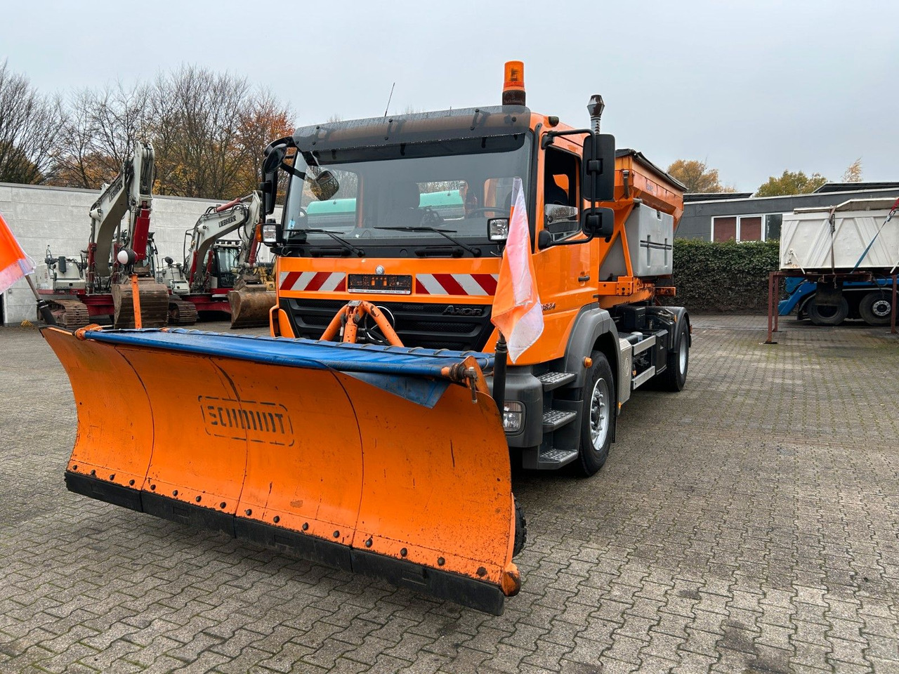 Mercedes-Benz 1824 Axor Abroller mit Schneeschild und Streuer - Horgos rakodó teherautó: 1 kép. Mercedes-Benz 1824 Axor Abroller mit Schneeschild und Streuer - Horgos rakodó teherautó: 1 kép.