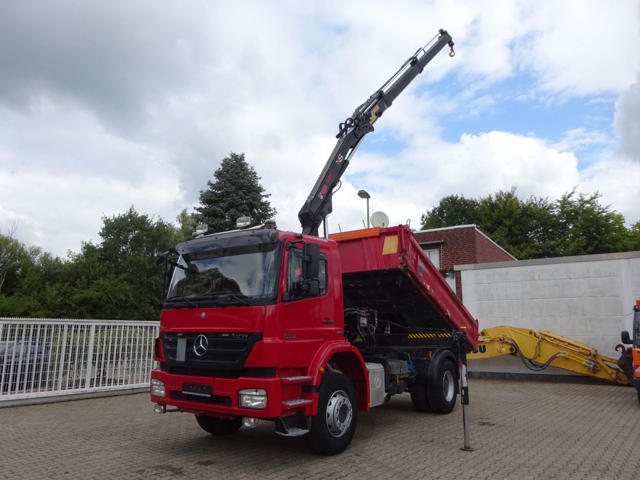 Mercedes-Benz 1833 Axor Meiller 3Skipper +HIAB 111 HIDUO +Funk - Billenőplatós teherautó, Darus autó: 3 kép. Mercedes-Benz 1833 Axor Meiller 3Skipper +HIAB 111 HIDUO +Funk - Billenőplatós teherautó, Darus autó: 3 kép.