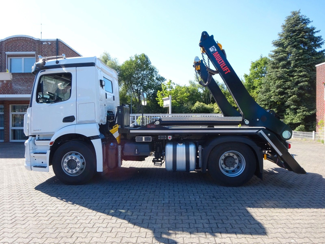 Mercedes-Benz 1840 Actros Absetzkipper NEUFAHRZEUG mit 1645 km - Billenőplatós teherautó: 2 kép. Mercedes-Benz 1840 Actros Absetzkipper NEUFAHRZEUG mit 1645 km - Billenőplatós teherautó: 2 kép.