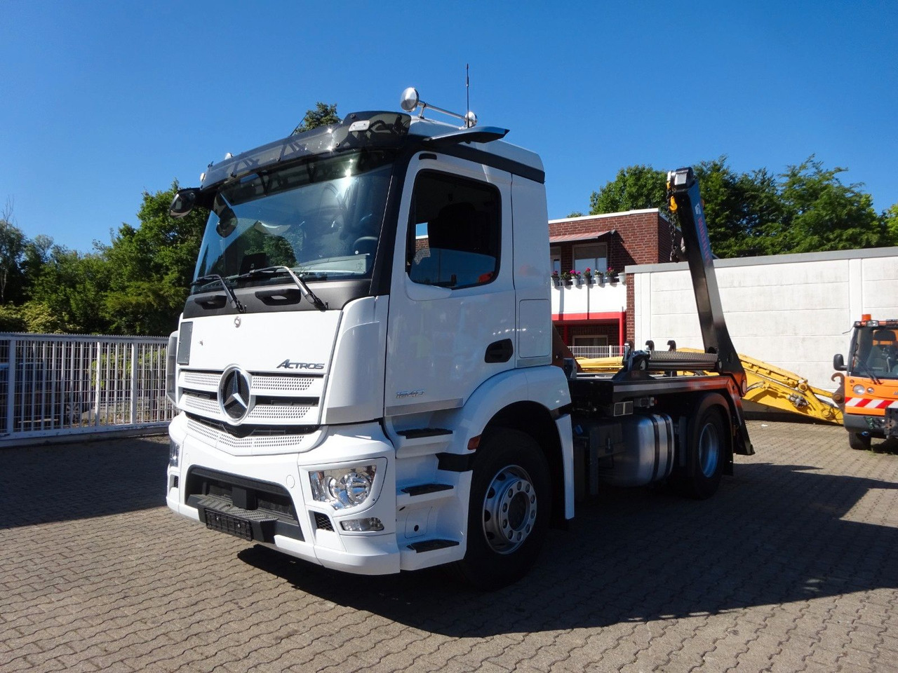 Mercedes-Benz 1840 Actros Absetzkipper NEUFAHRZEUG mit 1645 km - Billenőplatós teherautó: 1 kép. Mercedes-Benz 1840 Actros Absetzkipper NEUFAHRZEUG mit 1645 km - Billenőplatós teherautó: 1 kép.