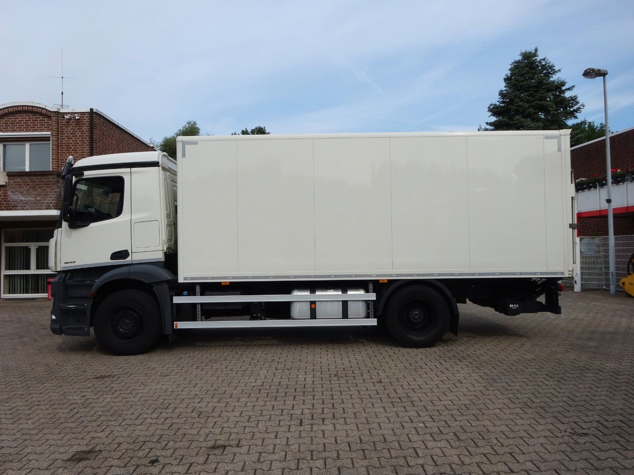 Mercedes-Benz 1842 Antos Koffer + BÄR Ladebordwand 4x2 - Dobozos felépítményű teherautó: 2 kép. Mercedes-Benz 1842 Antos Koffer + BÄR Ladebordwand 4x2 - Dobozos felépítményű teherautó: 2 kép.