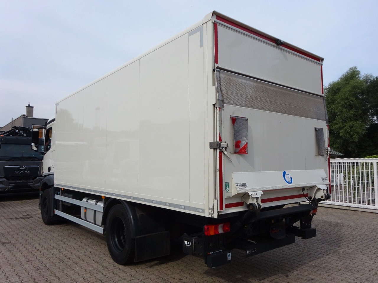 Mercedes-Benz 1842 Antos Koffer + BÄR Ladebordwand 4x2 - Dobozos felépítményű teherautó: 5 kép. Mercedes-Benz 1842 Antos Koffer + BÄR Ladebordwand 4x2 - Dobozos felépítményű teherautó: 5 kép.