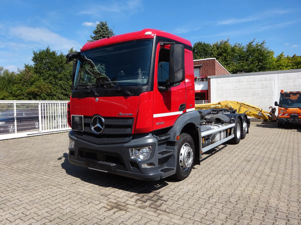 Mercedes-Benz 2532 ANTOS MEILLER Abroller Lift+Lenkachse 6x2 - Horgos rakodó teherautó: 2 kép. Mercedes-Benz 2532 ANTOS MEILLER Abroller Lift+Lenkachse 6x2 - Horgos rakodó teherautó: 2 kép.