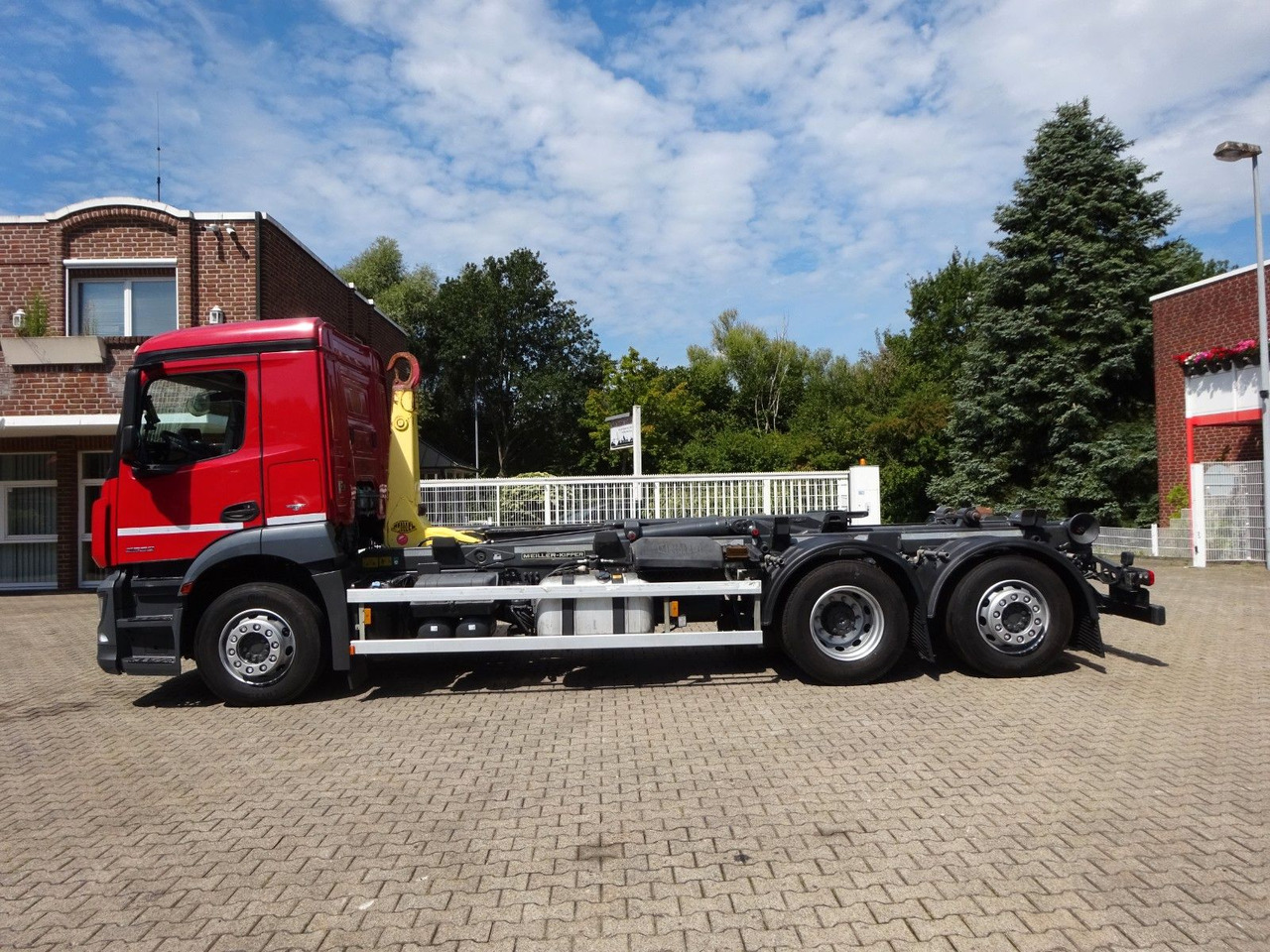 Mercedes-Benz 2532 ANTOS MEILLER Abroller Lift+Lenkachse 6x2 - Horgos rakodó teherautó: 4 kép. Mercedes-Benz 2532 ANTOS MEILLER Abroller Lift+Lenkachse 6x2 - Horgos rakodó teherautó: 4 kép.