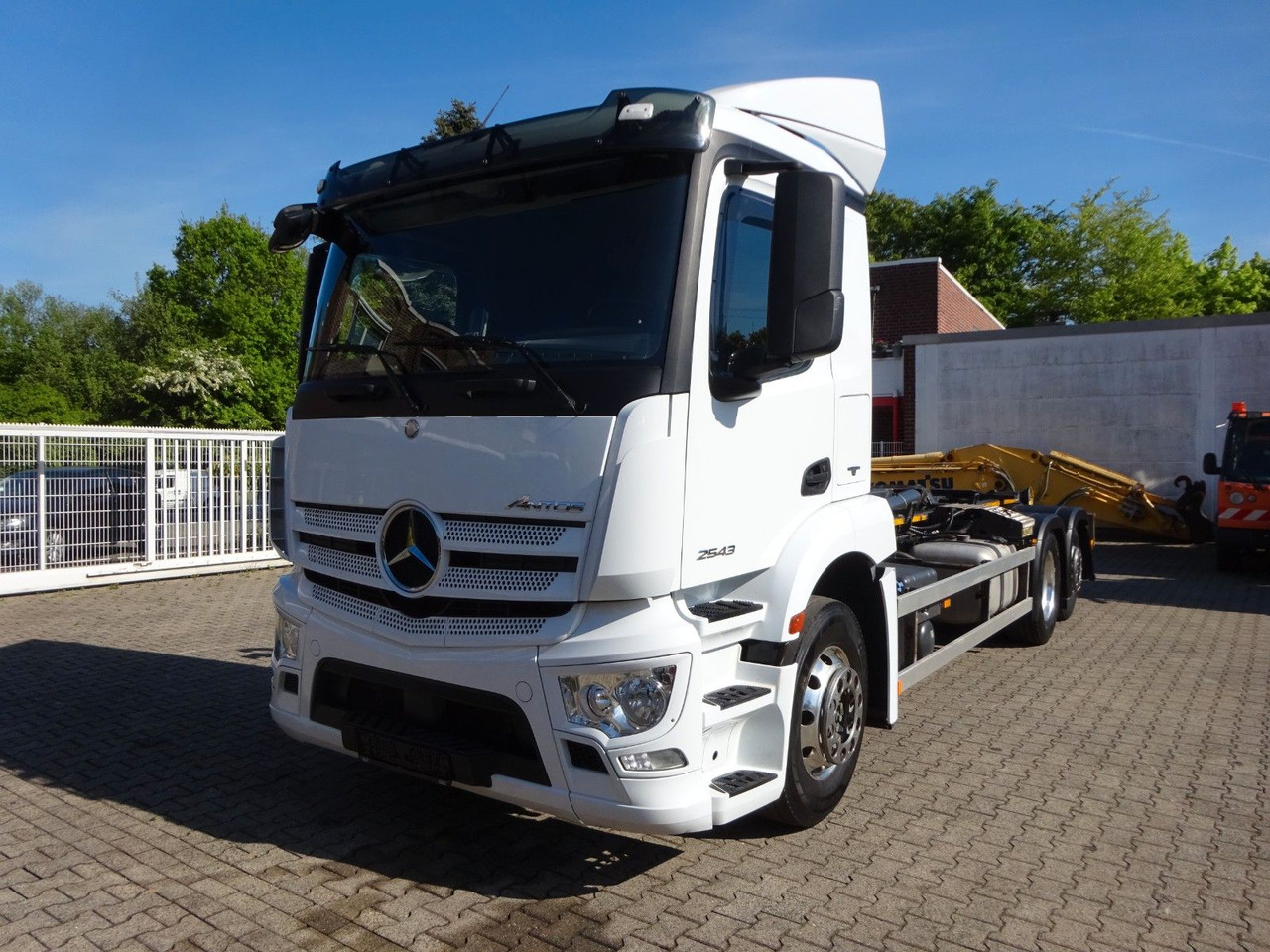 Mercedes-Benz 2543 Antos PALFINGER Abroller - Horgos rakodó teherautó: 2 kép. Mercedes-Benz 2543 Antos PALFINGER Abroller - Horgos rakodó teherautó: 2 kép.