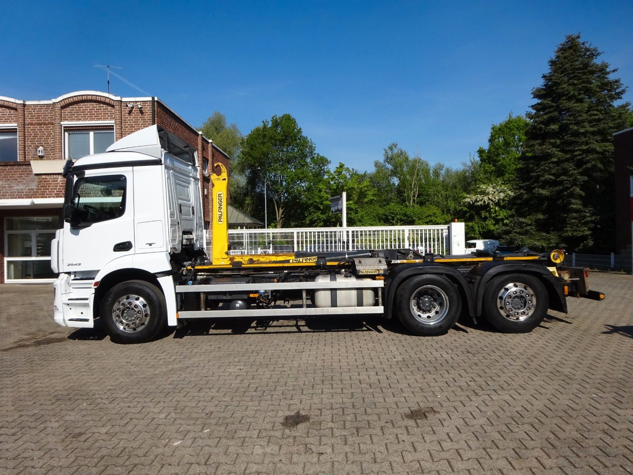 Mercedes-Benz 2543 Antos PALFINGER Abroller - Horgos rakodó teherautó: 3 kép. Mercedes-Benz 2543 Antos PALFINGER Abroller - Horgos rakodó teherautó: 3 kép.