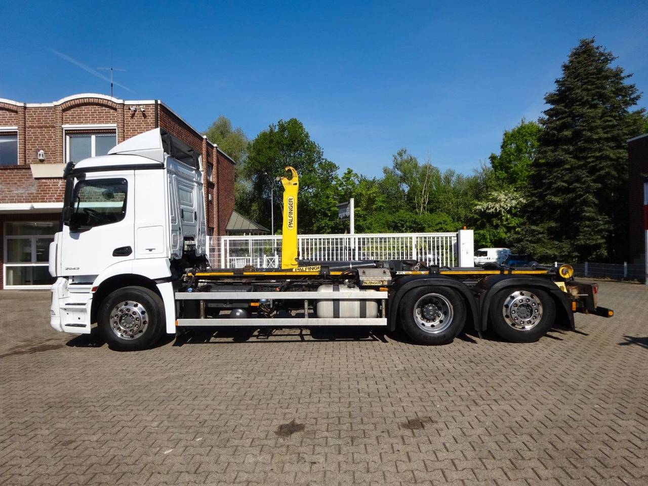 Mercedes-Benz 2543 Antos PALFINGER Abroller - Horgos rakodó teherautó: 4 kép. Mercedes-Benz 2543 Antos PALFINGER Abroller - Horgos rakodó teherautó: 4 kép.