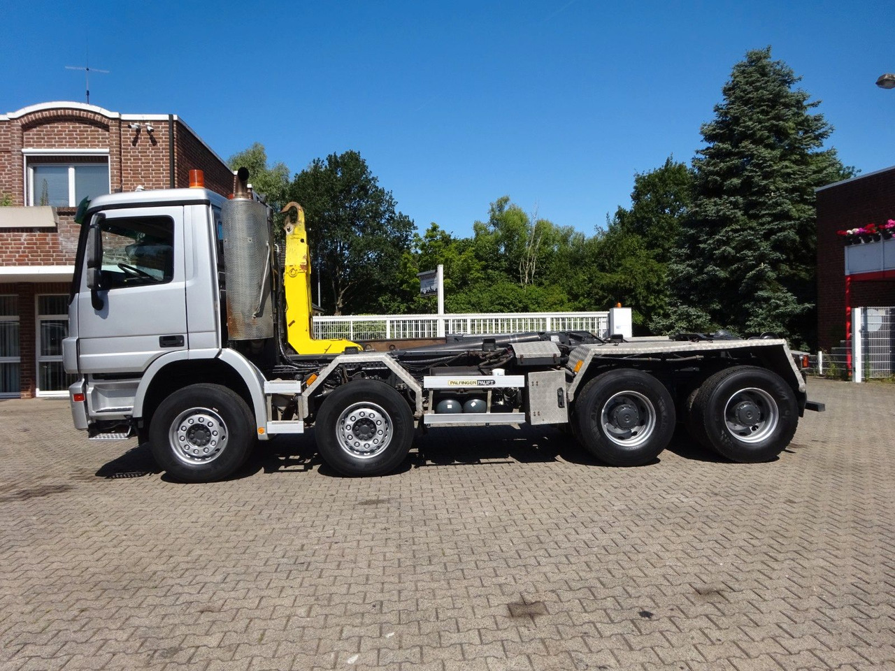 Mercedes-Benz 3244 Actros PALFINGER Abroller 8x4 - Horgos rakodó teherautó: 2 kép. Mercedes-Benz 3244 Actros PALFINGER Abroller 8x4 - Horgos rakodó teherautó: 2 kép.