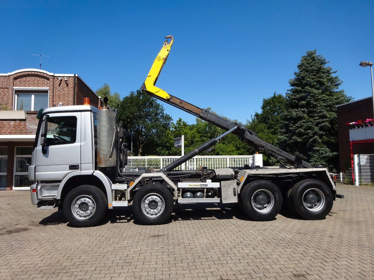 Mercedes-Benz 3244 Actros PALFINGER Abroller 8x4 - Horgos rakodó teherautó: 4 kép. Mercedes-Benz 3244 Actros PALFINGER Abroller 8x4 - Horgos rakodó teherautó: 4 kép.