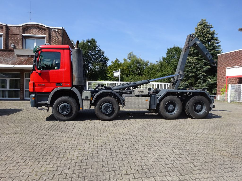 Mercedes-Benz 3246 Actros Abroller K45 8x4 Knickhacken - Horgos rakodó teherautó: 3 kép. Mercedes-Benz 3246 Actros Abroller K45 8x4 Knickhacken - Horgos rakodó teherautó: 3 kép.