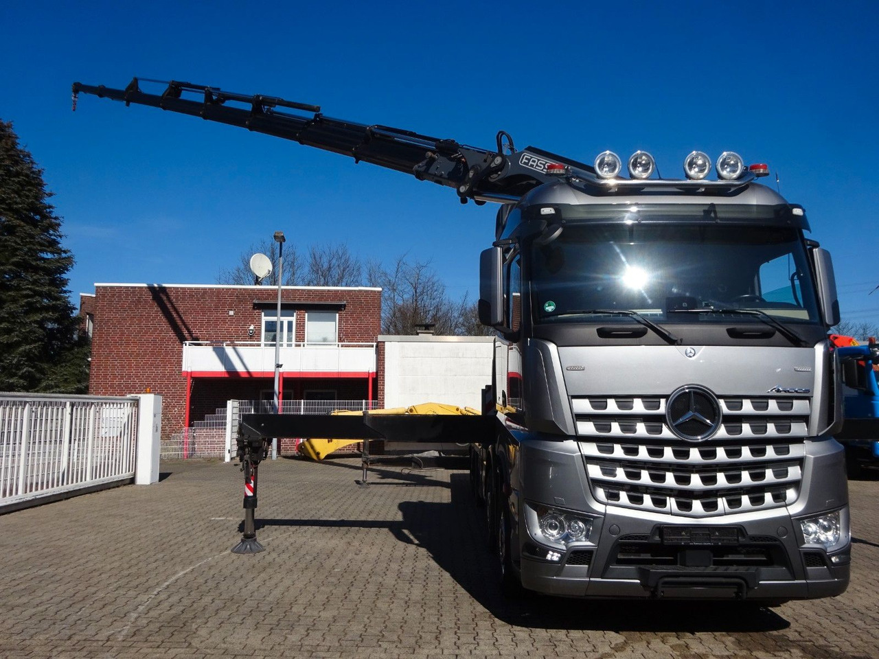 Új Darus autó, Platós teherautó Mercedes-Benz 3453  Plattform + Fassi F820 Kran  8x2 Mercedes-Benz 3453 FASSI F820 Kran 8x Hydr. Ausschub: 6 kép.